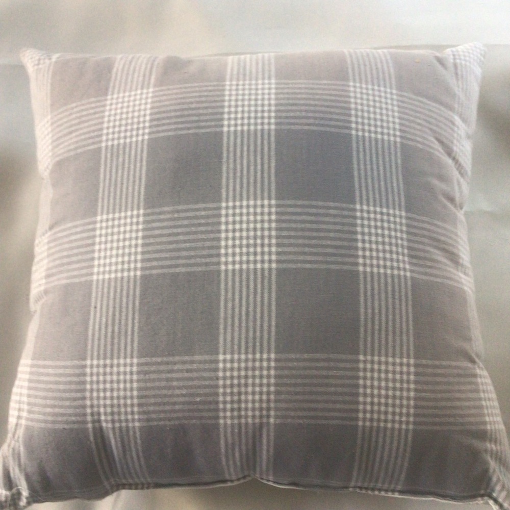 ‼️MOVING‼️ Throw Pillow with Dog House Design. 16” X 16”. Great condition. - Picture 3 of 4